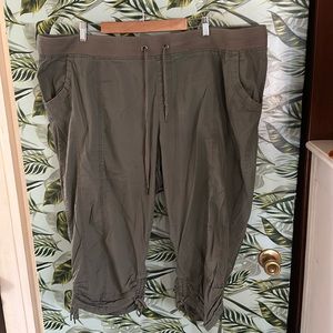 LL30 green capri pants Torid 26